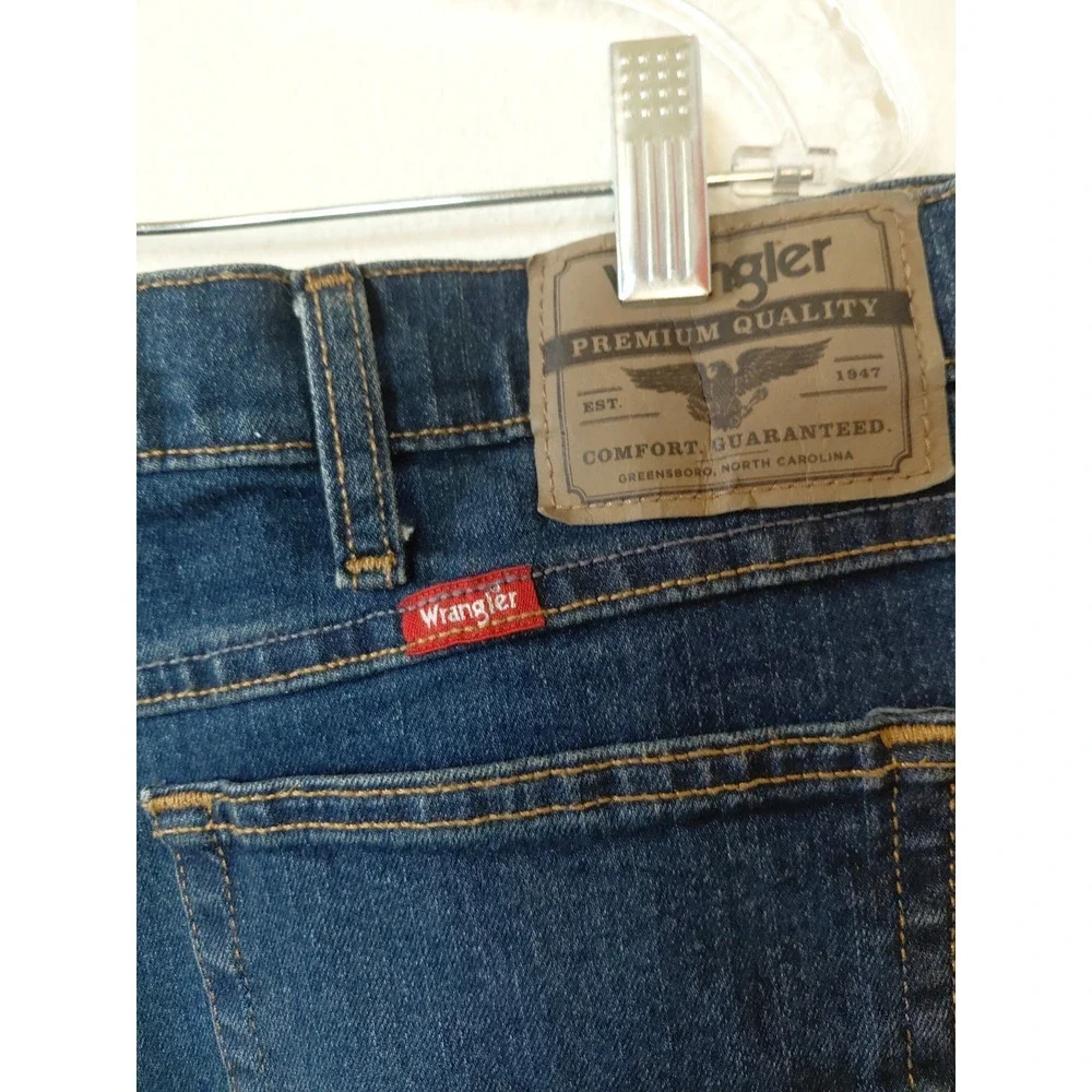 Wrangler Premium Quality Men's Straight Fit Dark Wash Stretch Denim Jeans 42x30